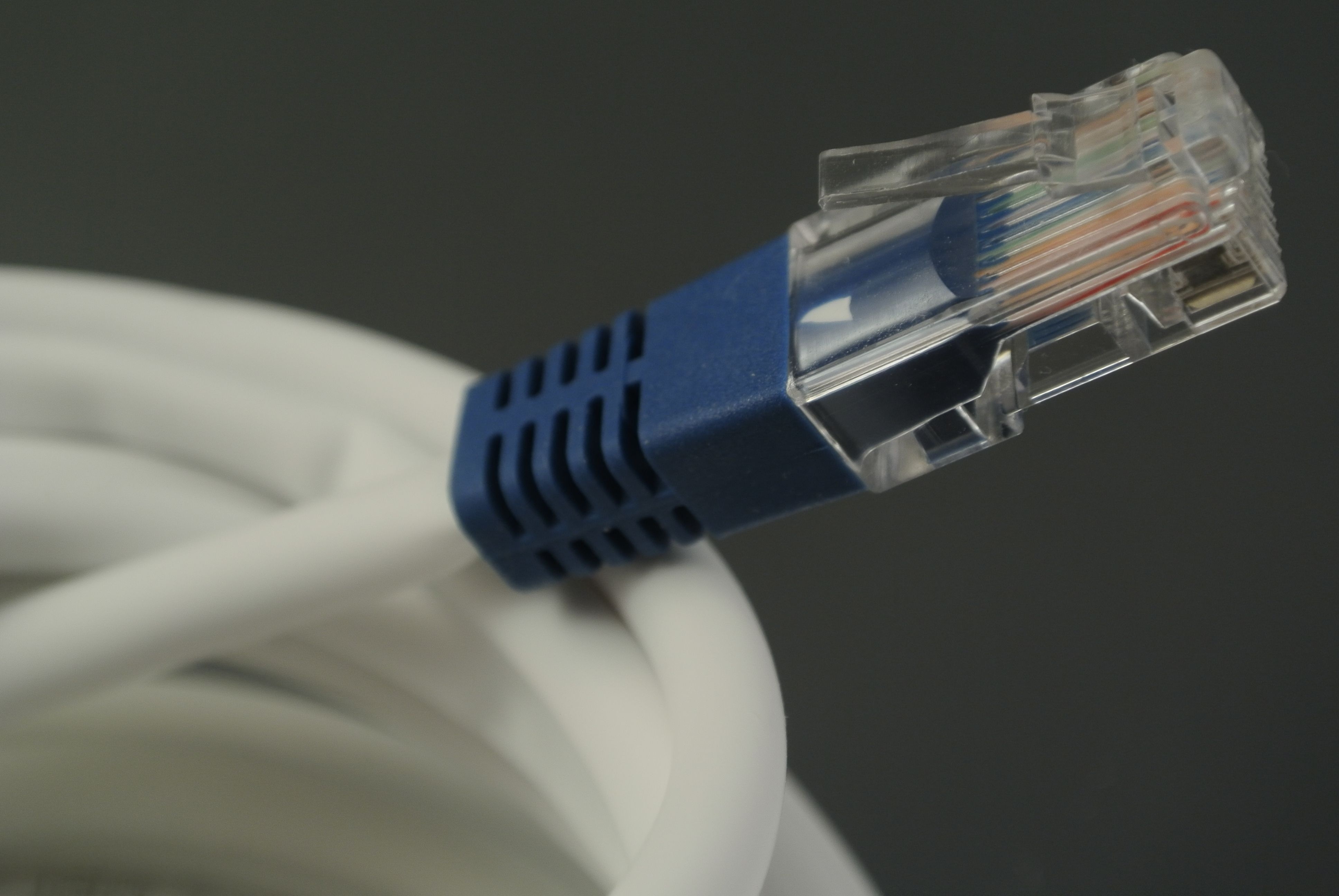 Соединение сетевого интернет кабеля. Интернет кабель. Сетевой кабель. Провода интернет кабеля. Сетевой кабель для интернета.